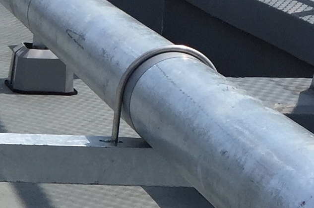 鋼管とステンレス製のUボルトを絶縁するための防食テープ