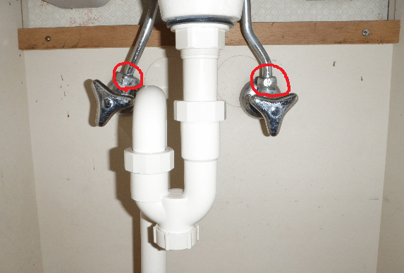 洗面台のへリューズ管による給水・給湯接続部の袋ナット